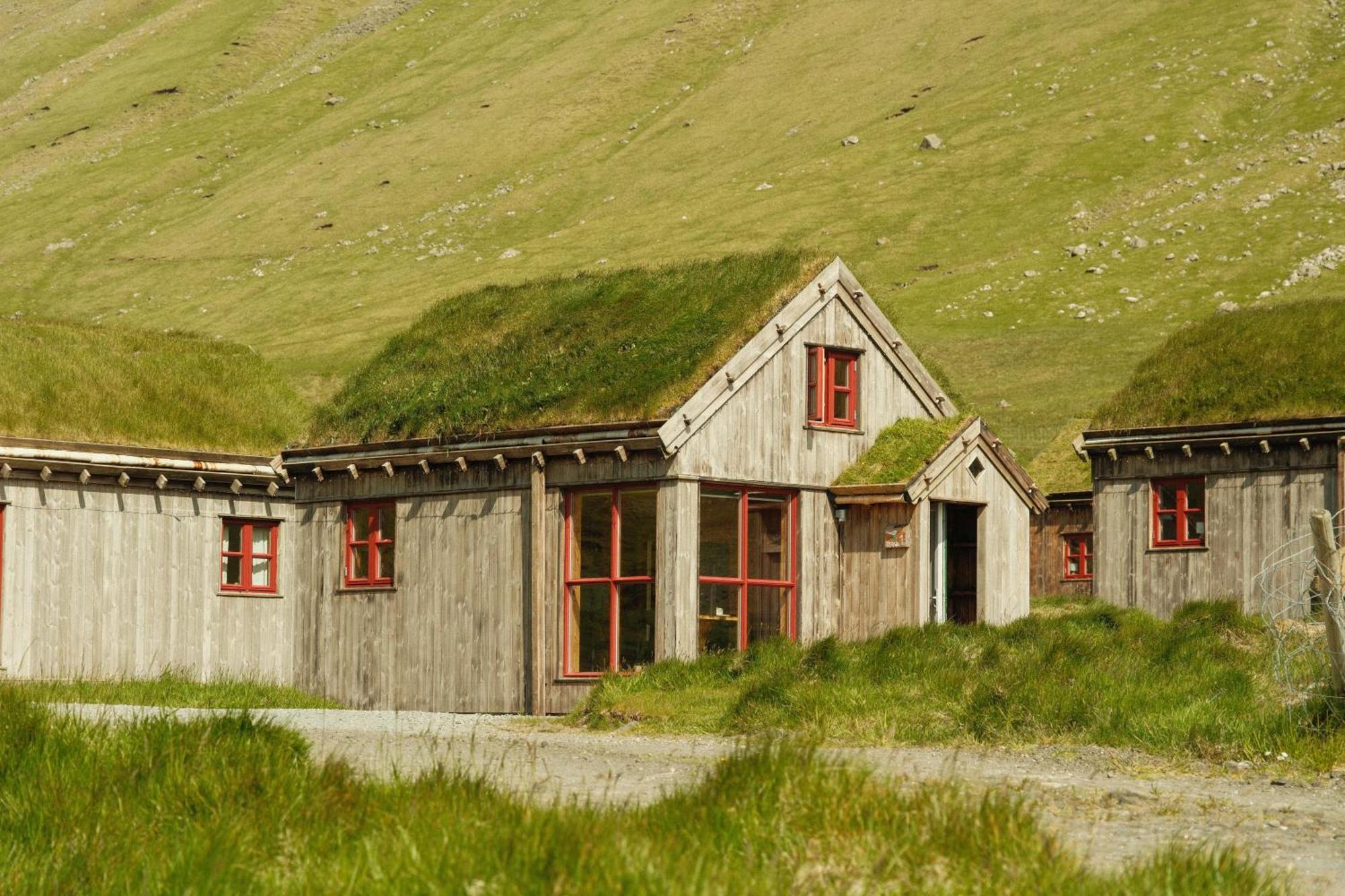 Mulafossur Cottages By Famous Waterfall In Gasadalur Екстериор снимка