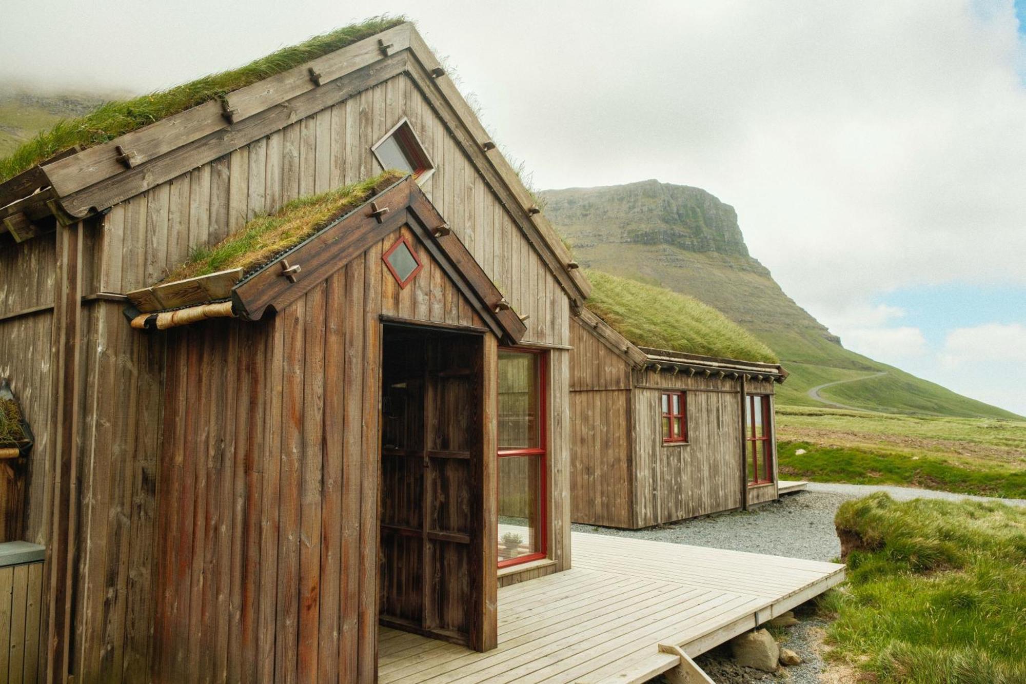 Mulafossur Cottages By Famous Waterfall In Gasadalur Екстериор снимка